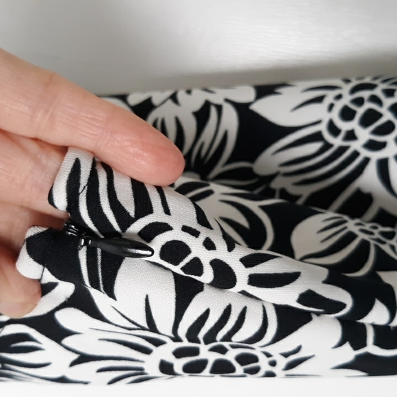 Tahari Black & White Floral Design Side Zip Mini Skirt sz 2 - Picture 4 of 5